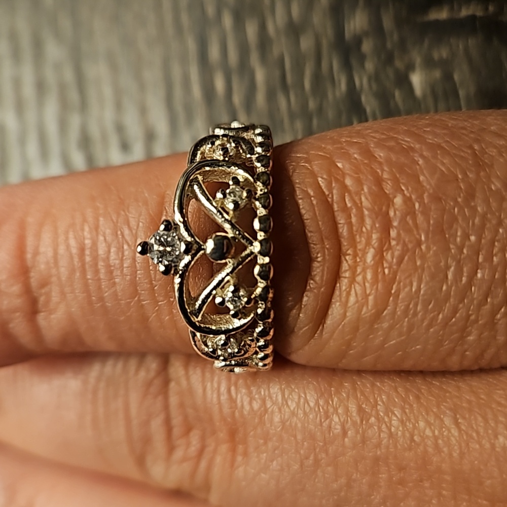 Sterling silver queen style "crown" ring